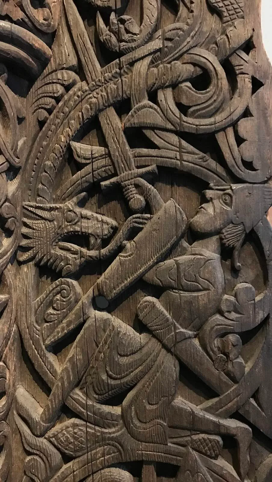 Sculpture sur bois de Sigurd tuant Fafnir